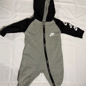 Nike Kids Black and Gray Hooded Footie